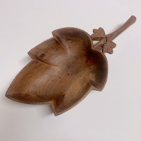 Carved Wooden Leaf Footed Dish - Picture 2 of 11